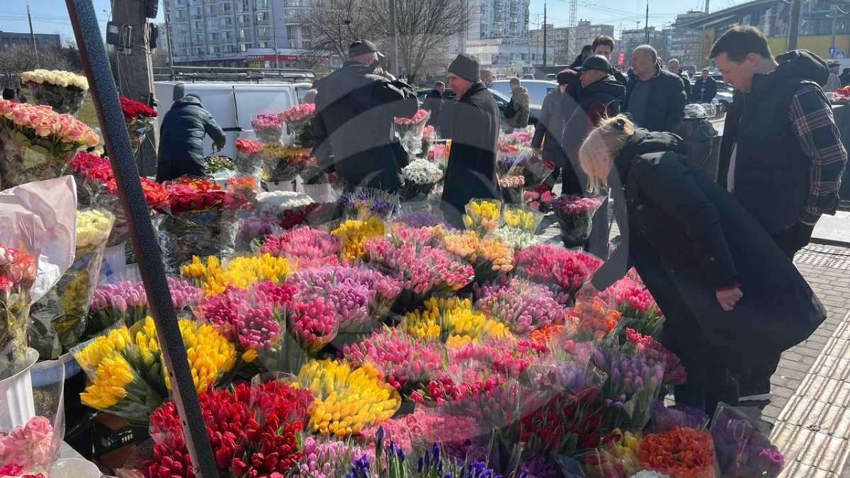 Буение красок и ароматов - город похож на огромную цветочную клумбу