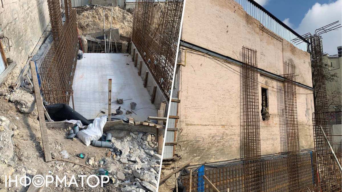 Рядом с домом сооружается новый бетонный монолит (слева), однако верхний этаж накрыли крышей (справа). Фото: Дмитрий Перов