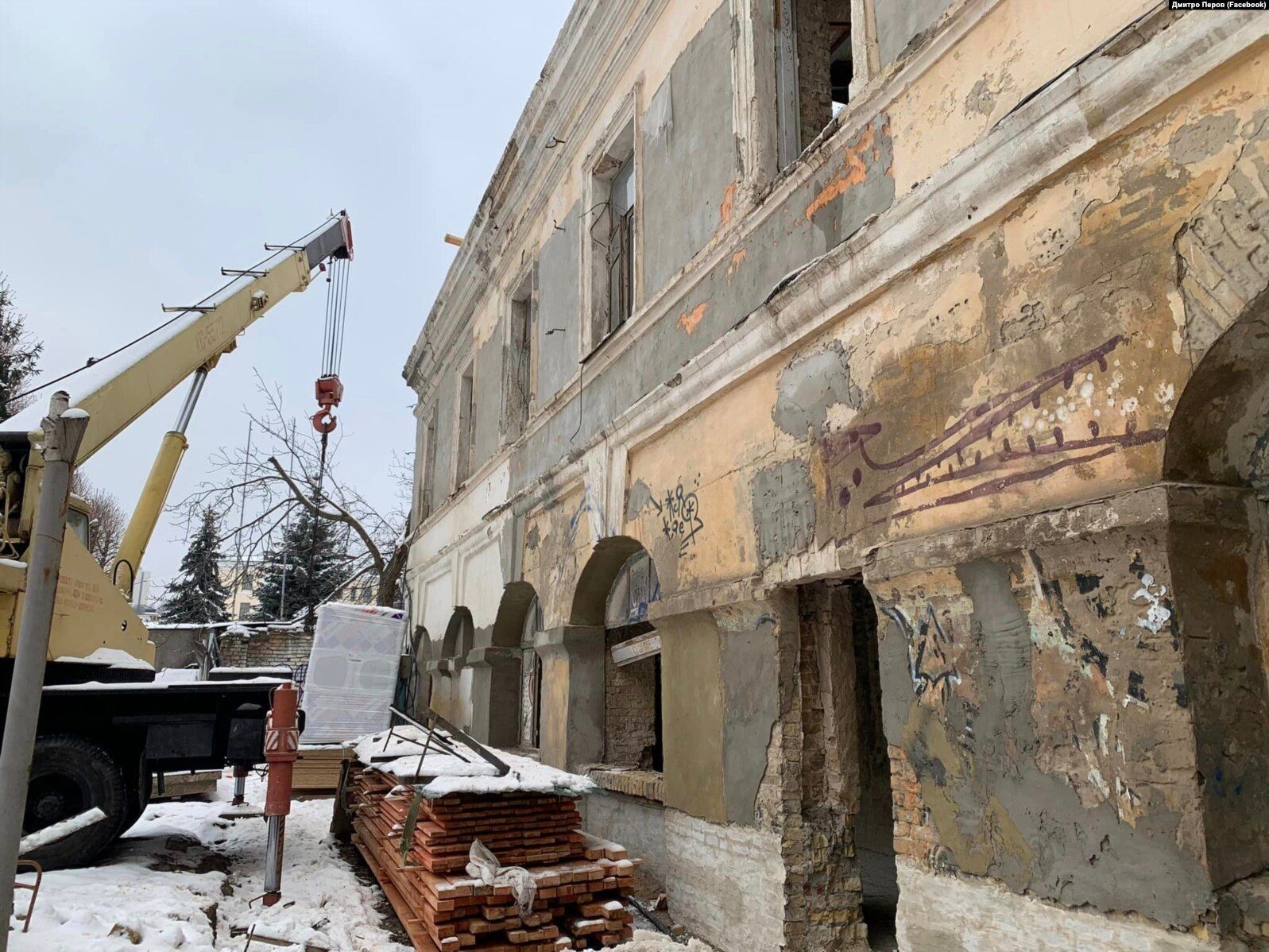 Киевляне требовали, чтобы университет показал проект реставрации.