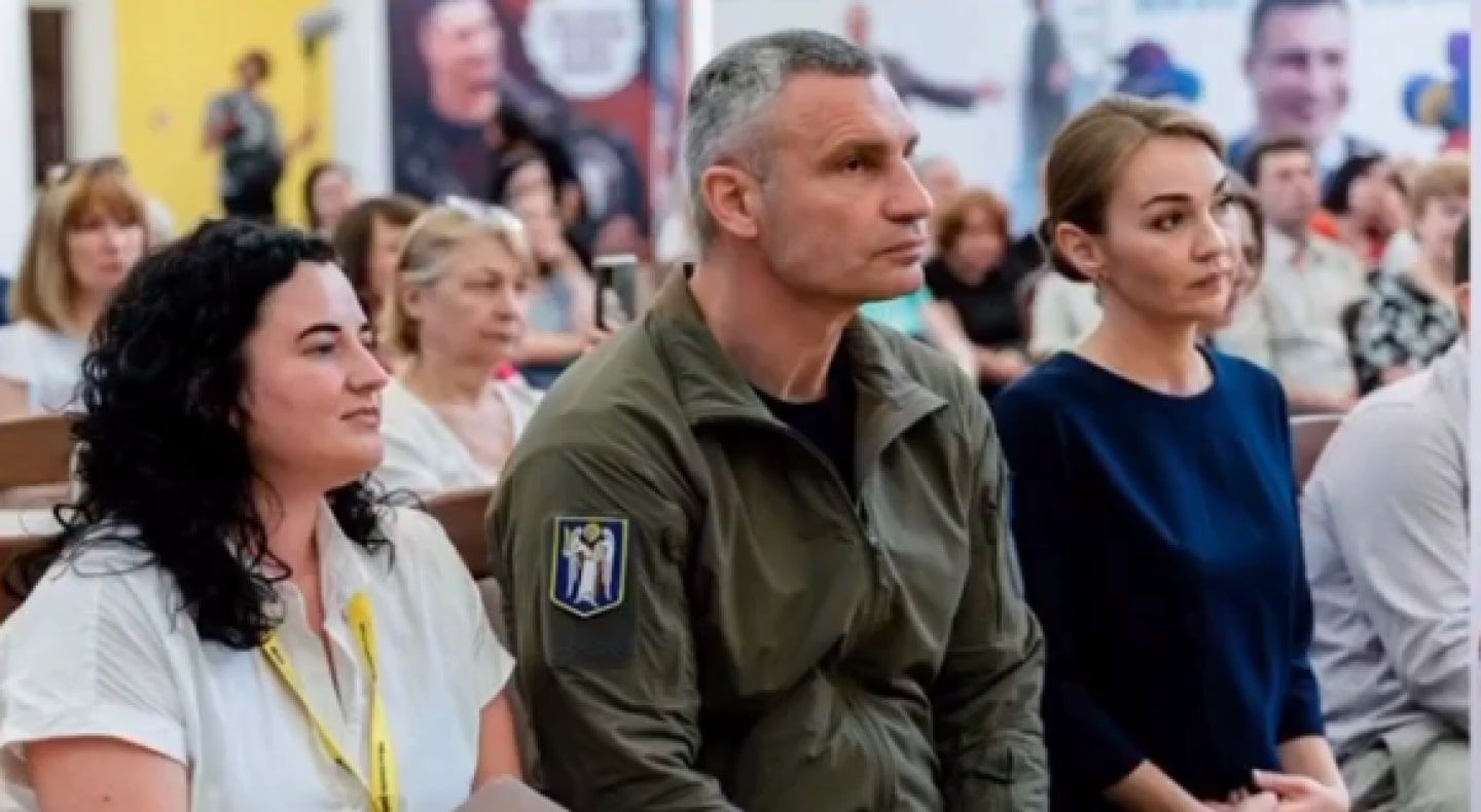 Мер Києва Віталій Кличко (по центру) та уповноважена з прав осіб з інвалідністю Леся Петрівська (праворуч)