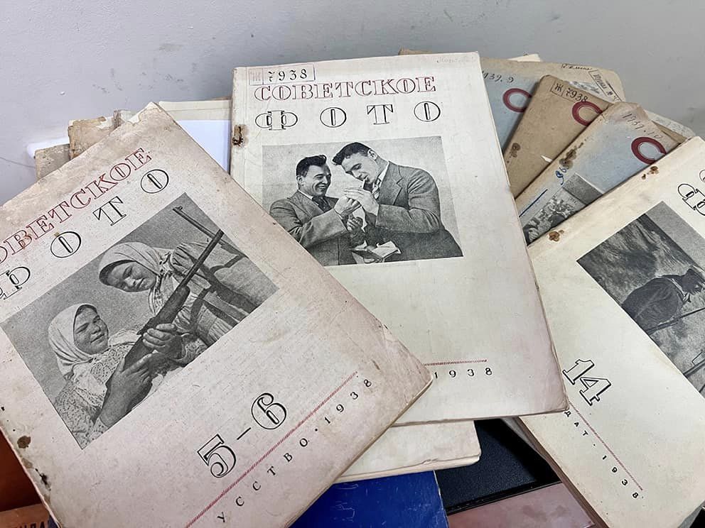 Коллекционеры бы оценили: киевские таможенники нашли жидкую коллекцию изданий, которая направлялась в Китай 1