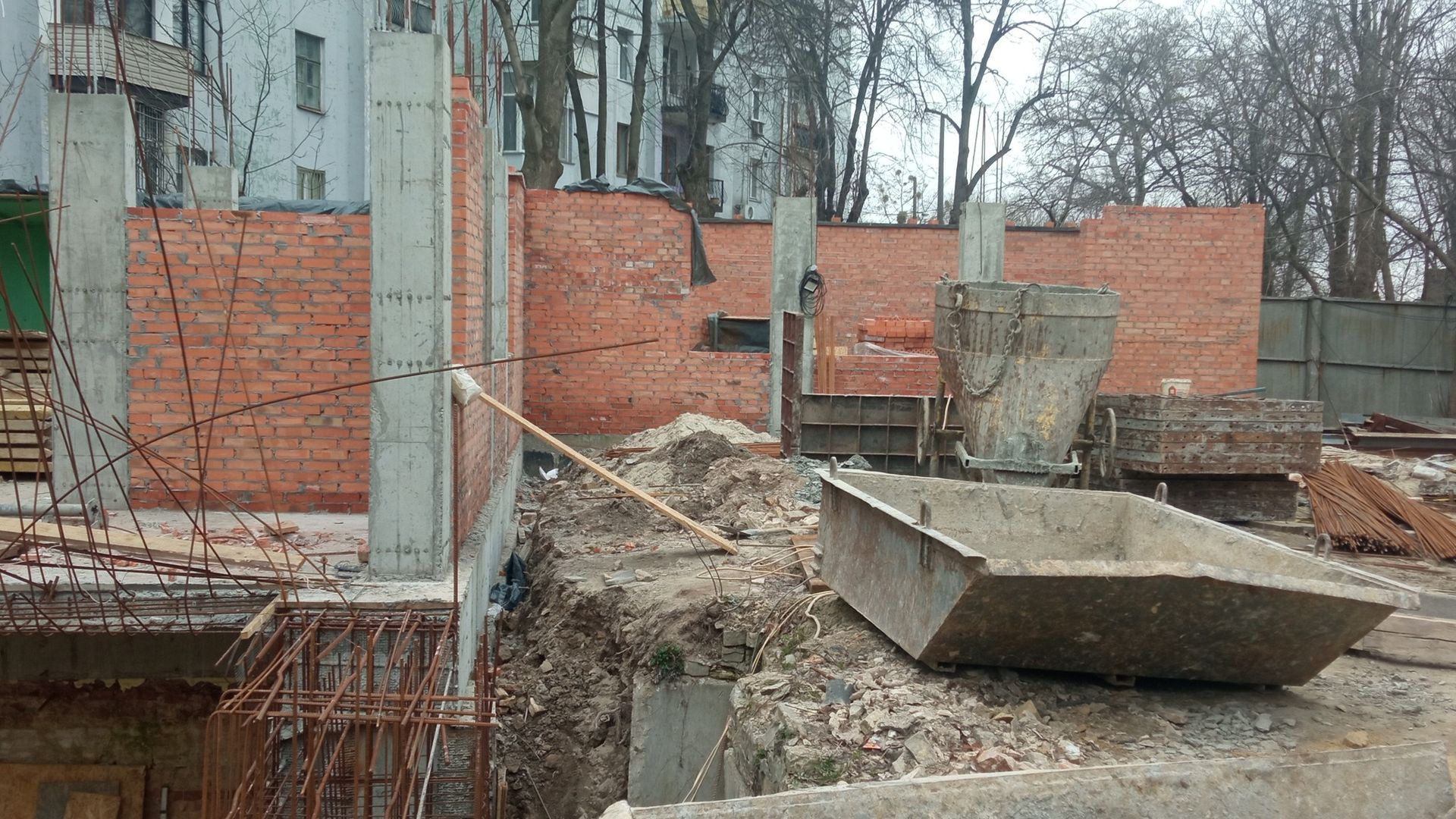 під виглядом ремонту розбирають підвали палацу. Фото - Антон Короб