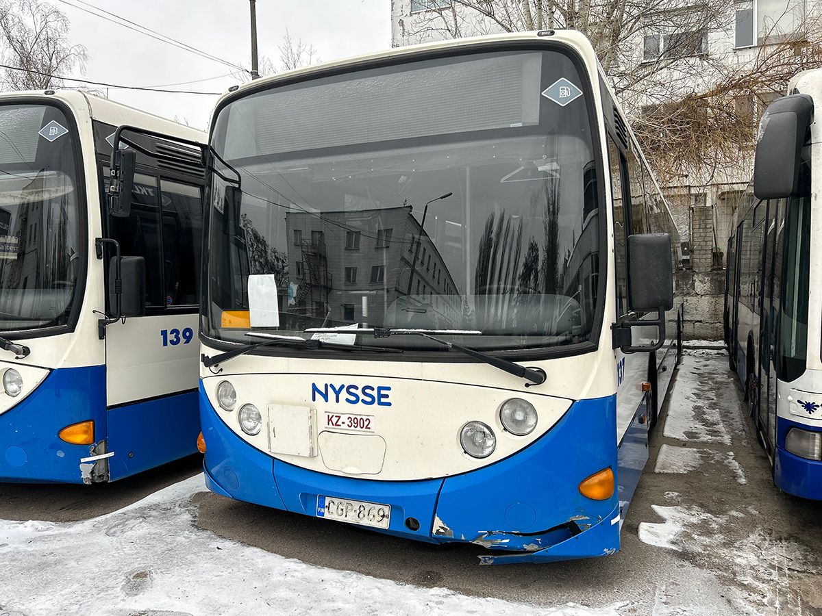 В деякої техніки на фото тріснуті бампери