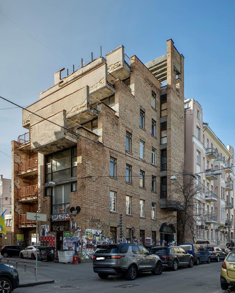 Будівля виглядає занедбаною. Будівля виглядає занедбаною.