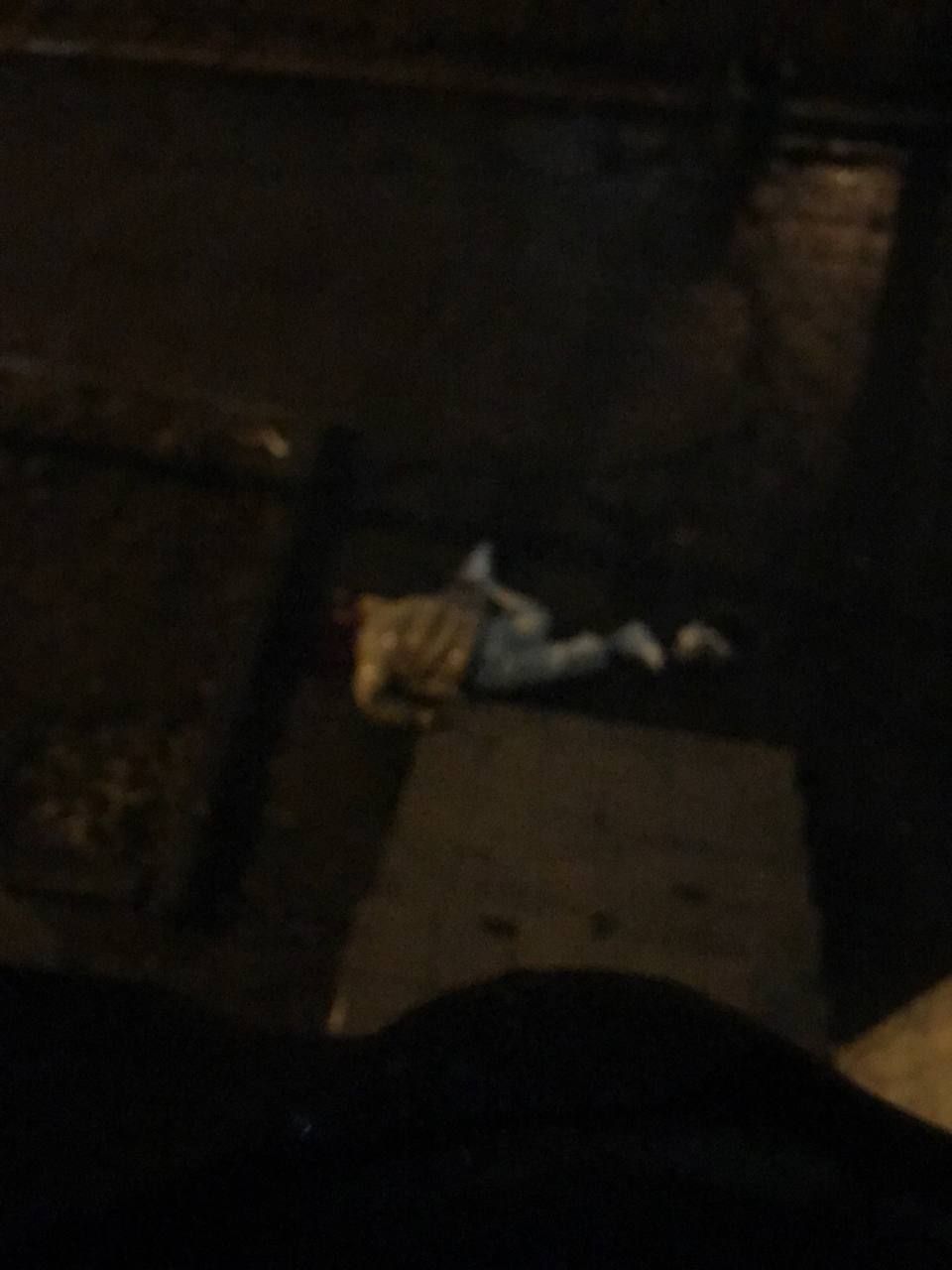 Учитывая позу тела на фотографии, наиболее вероятно, что бедный получил сильные травмы, возможно, даже несовместимые с жизнью