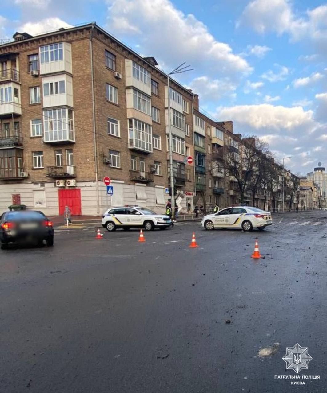 Рух на Подолі частково перекритий через падіння уламків внаслідок ракетного удару. Фото: НПУ Рух на Подолі частково перекритий через падіння уламків внаслідок ракетного удару. Фото: НПУ