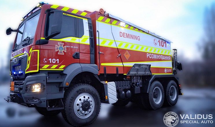 Машина "вміє" також організувати зв'язок в УКХ (або КХ) діапазоні