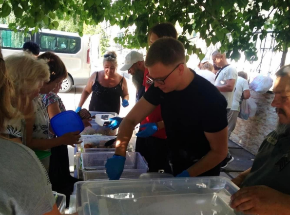 Кушнір-молодший багато часу приділяв роздачі їжі - фото з публічного звіту за 2022 рік Кушнір-молодший багато часу приділяв роздачі їжі - фото з публічного звіту за 2022 рік