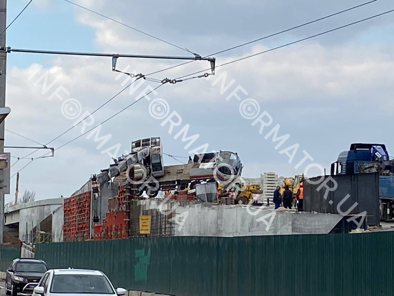 Кран упал посреди стройплощадки с утра 22 марта Кран упал посреди стройплощадки утром 22 марта