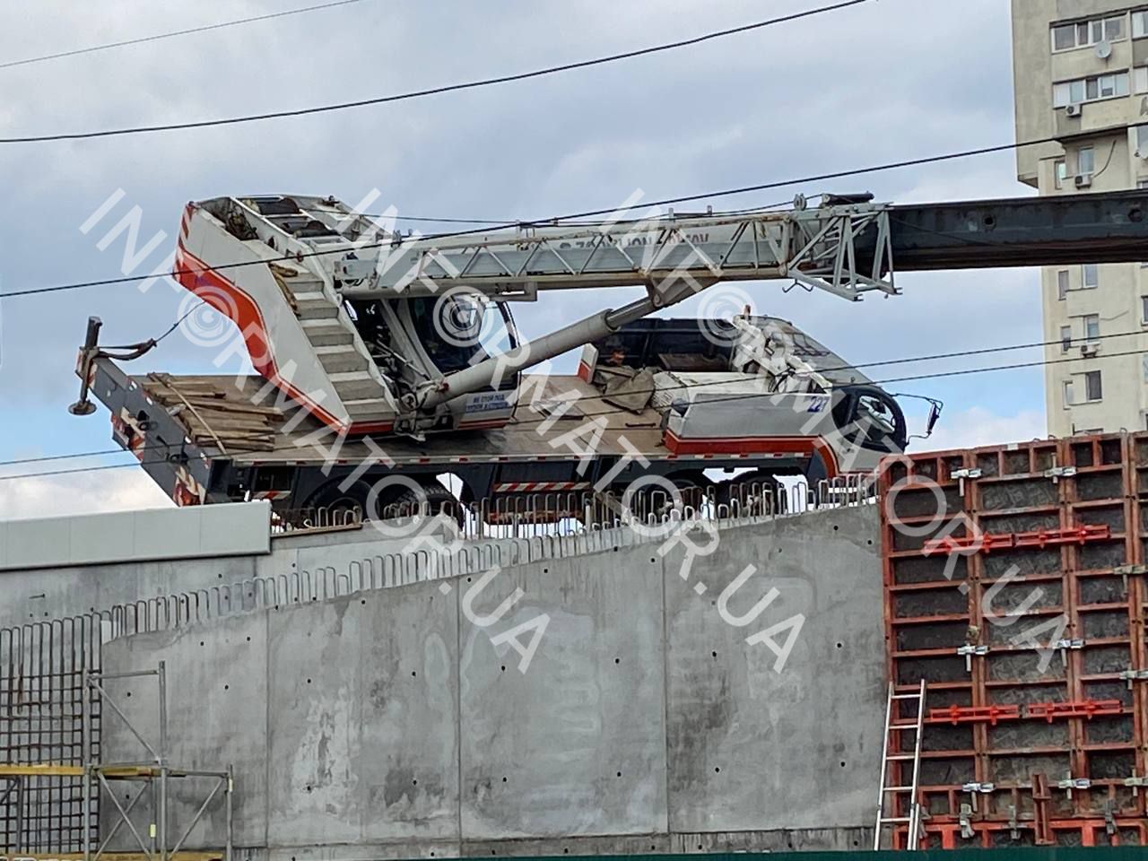 Техника выполняла строительно-монтажные работы Техника выполняла строительно-монтажные работы