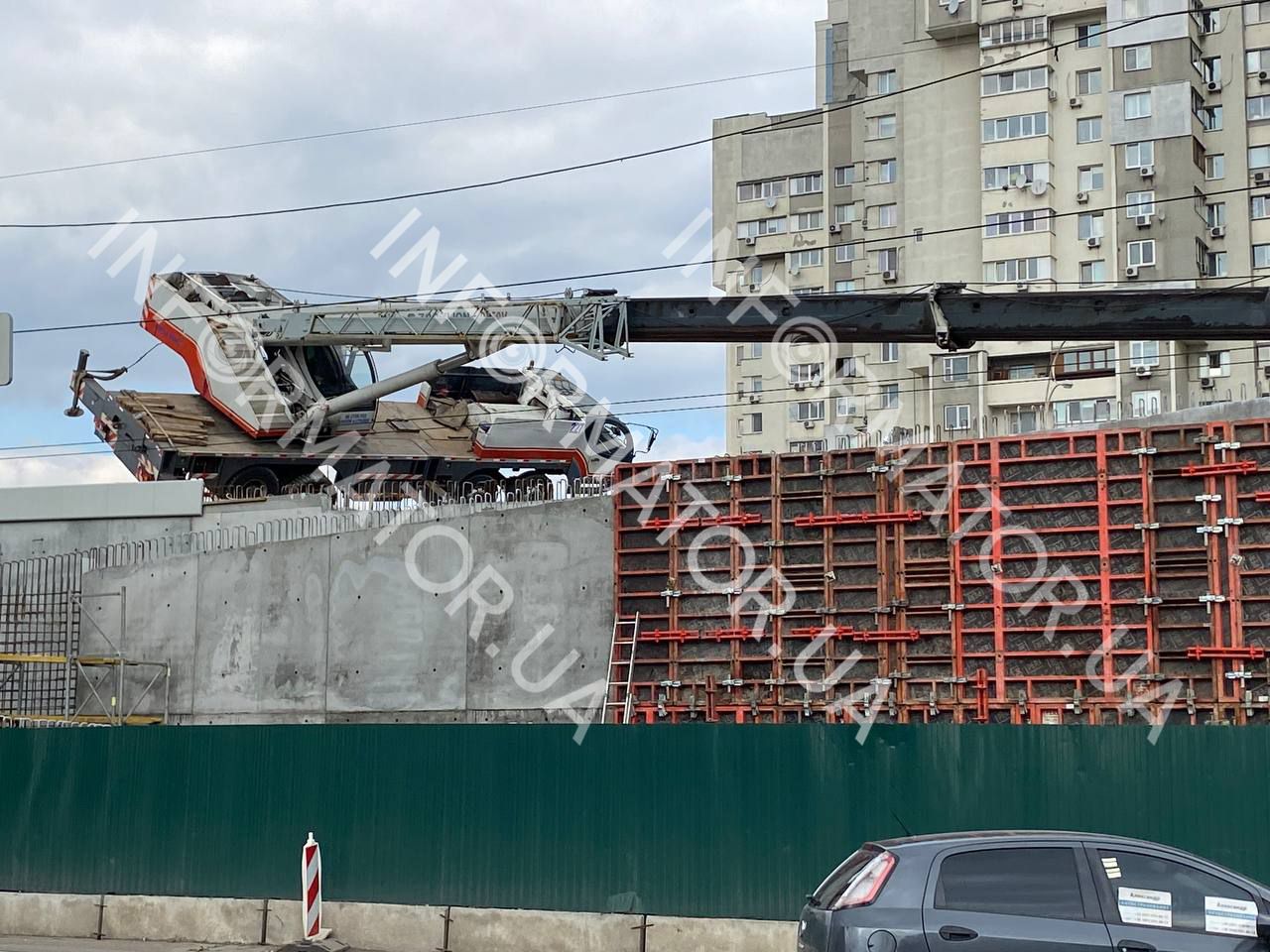 Вероятно, кран зацепился за часть конструкций моста стрелой Вероятно, кран зацепился за часть конструкций моста стрелой