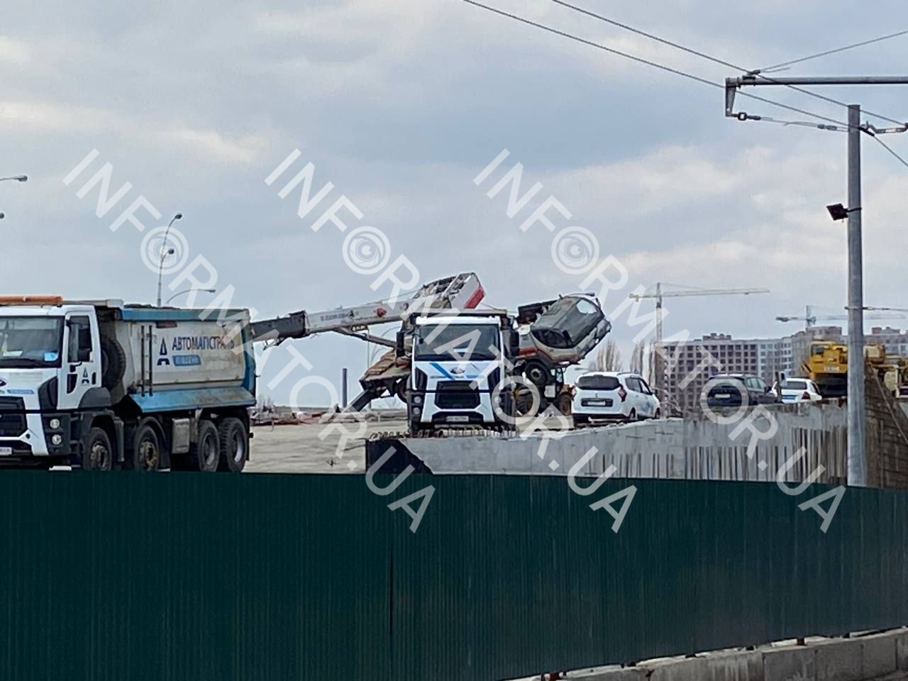 Падение крана никак не сказалось на проезде транспорта Падение крана никак не сказалось на проезде транспорта