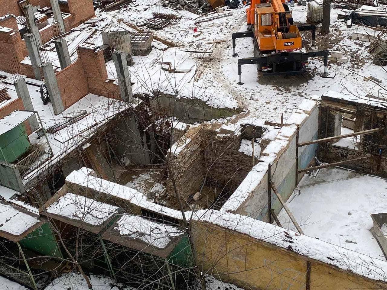 Припиніть це робити негайно: забудовнику заборонили знищувати залишки палацу Кирила Розумовського 4