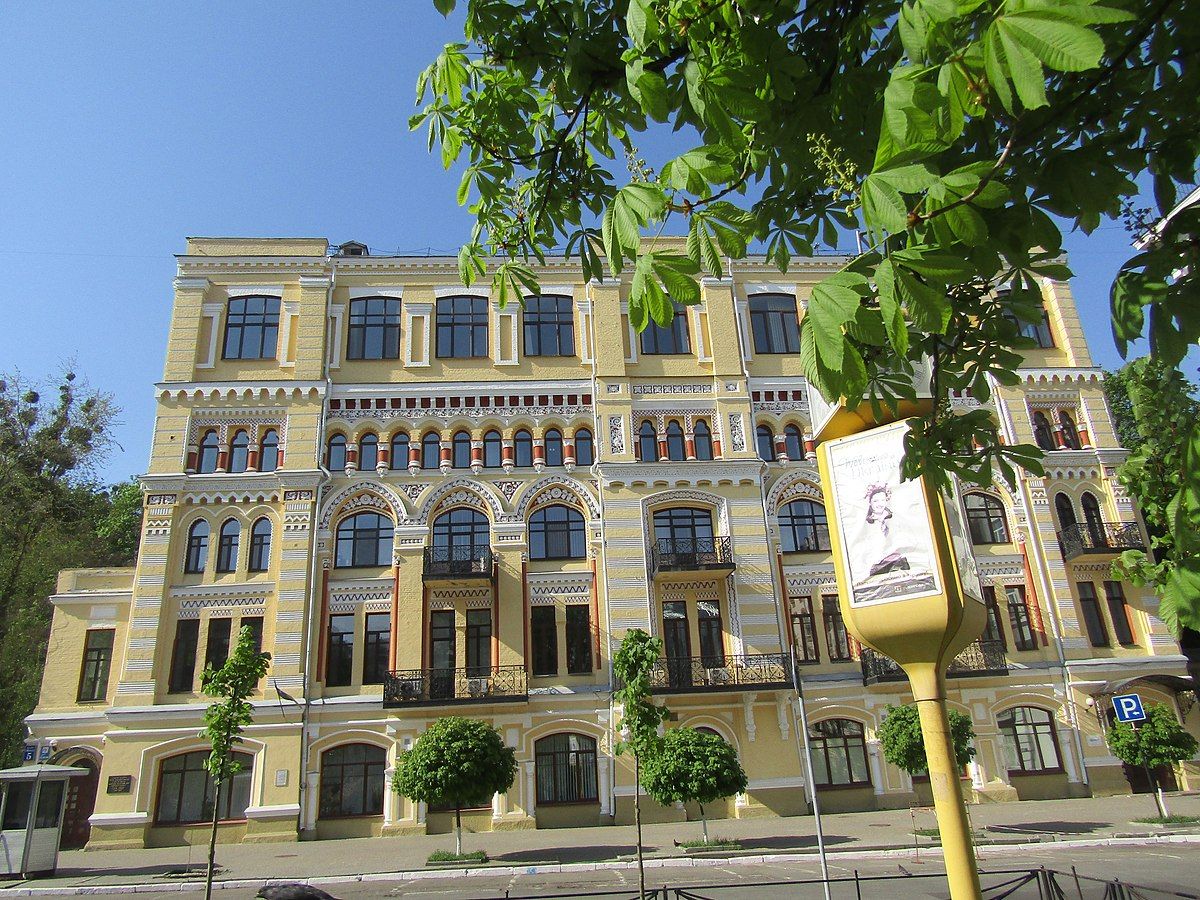 Когда-то здесь находилась мужская гимназия. Фото - Википедия.