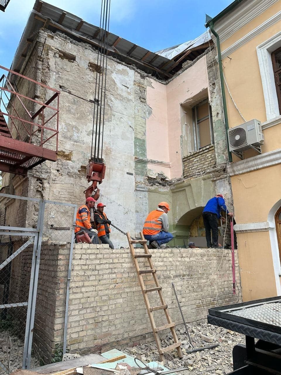 Інспектори хотіли перевірити відповідність робіт законодавству. Фото - міністерство 