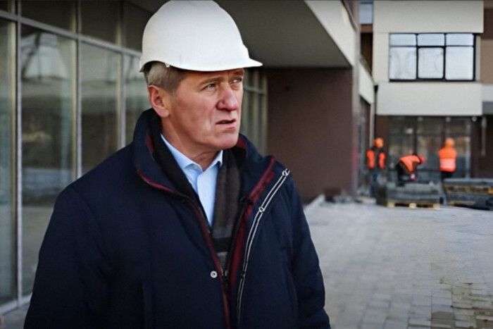 головою правління — президентом ПрАТ «ХК «Київміськбуд» Василь Олійник обіцяє добудувати всі ЖК.