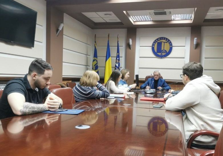 Василь Олійник зустрівся з українцями, які вклали кошти у ЖК в Києві. Фото - сайт Київміськбуду