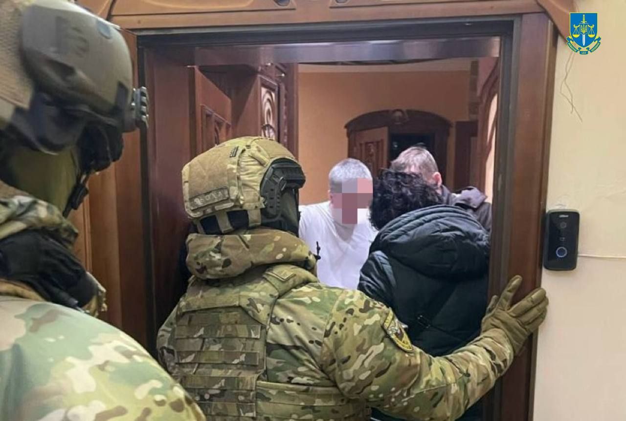 Под Чернобылем вырубили почти две сотни столетних дубов - транспорт со срубленной древесиной сопровождал милиция 1