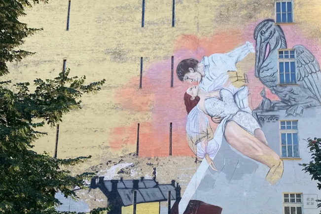 Той самий мурал з горбанем та пеліканом Той самий мурал з горбанем та пеліканом