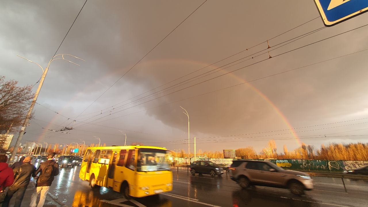 В небі після грому світиться райдуга В небі після грому світиться райдуга