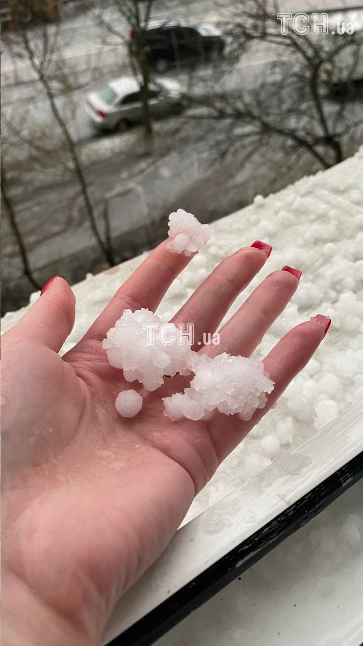 В Києві непередбачувано випав град В Києві непередбачувано випав град