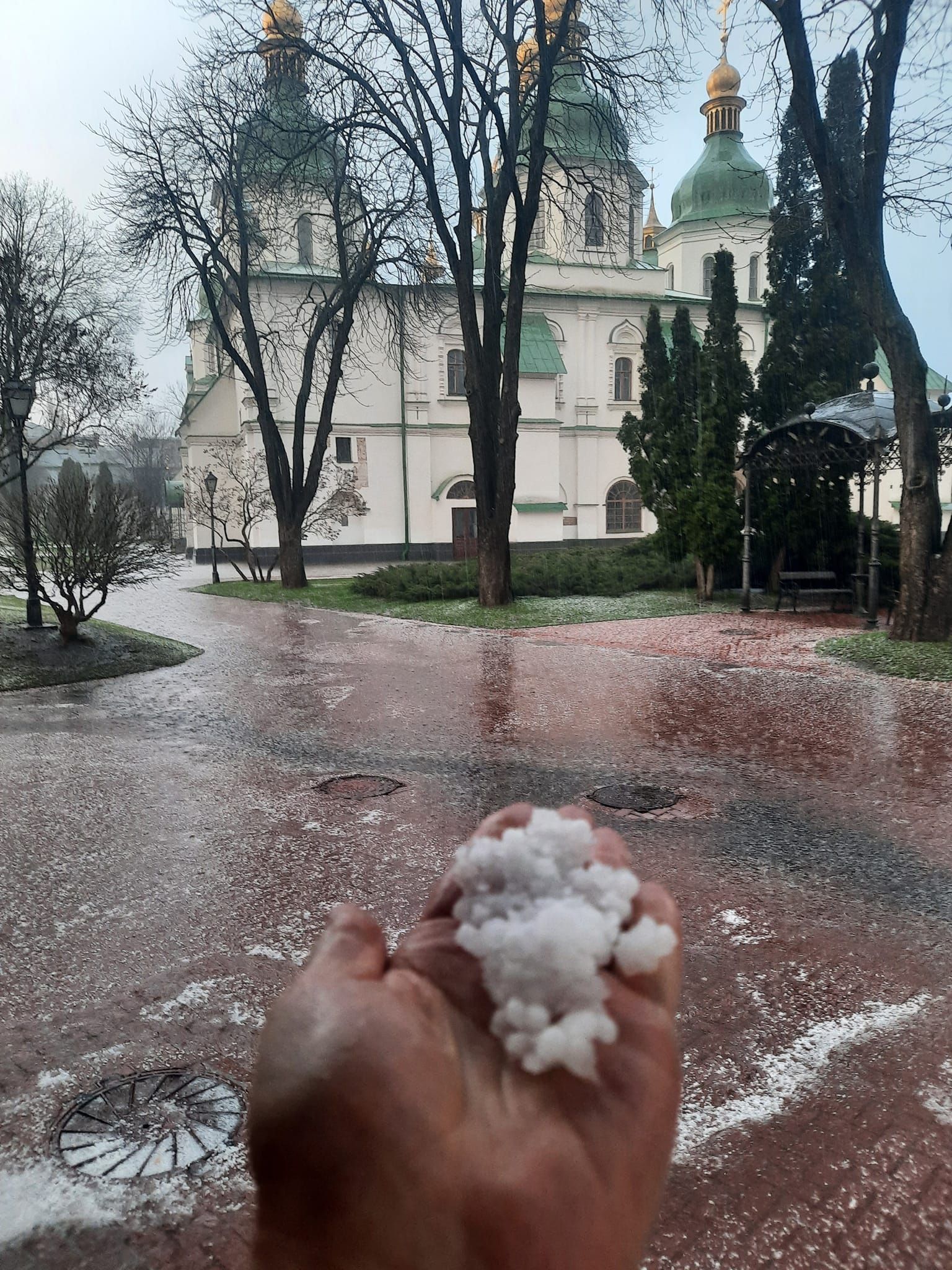 Кириленко втиг зліпити снігову кульку Кириленко втиг зліпити снігову кульку