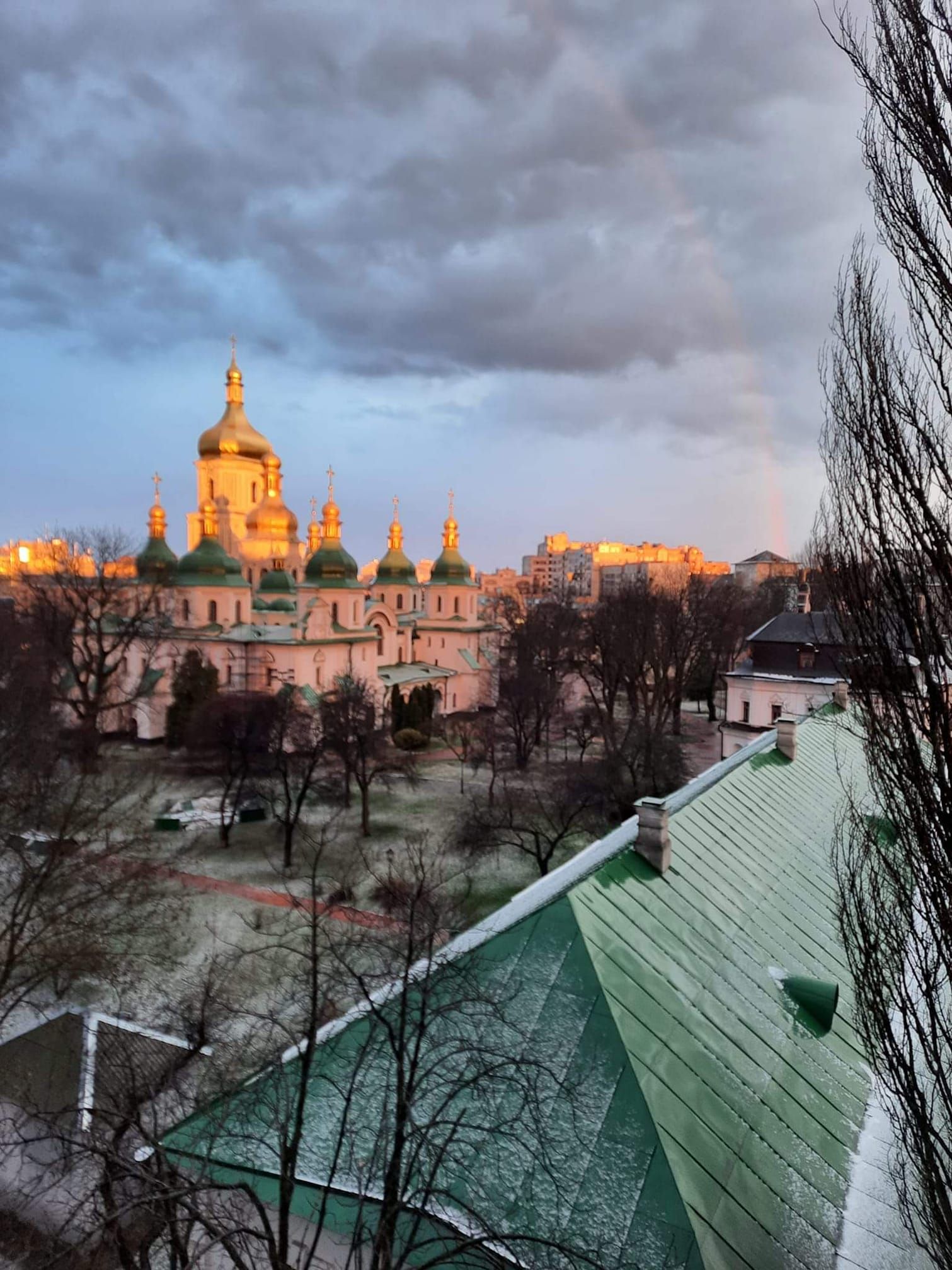 Після бурі знов пробивається сонце Після бурі знов пробивається сонце
