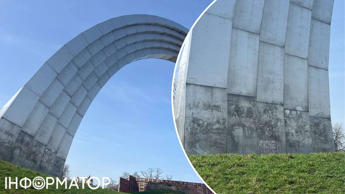 У нижній частині, ближче до землі, метал потьмянів - ймовірно, через спроби комунальників позбавити його від графіті У нижній частині, ближче до землі, метал потьмянів - ймовірно, через спроби комунальників позбавити його від графіті