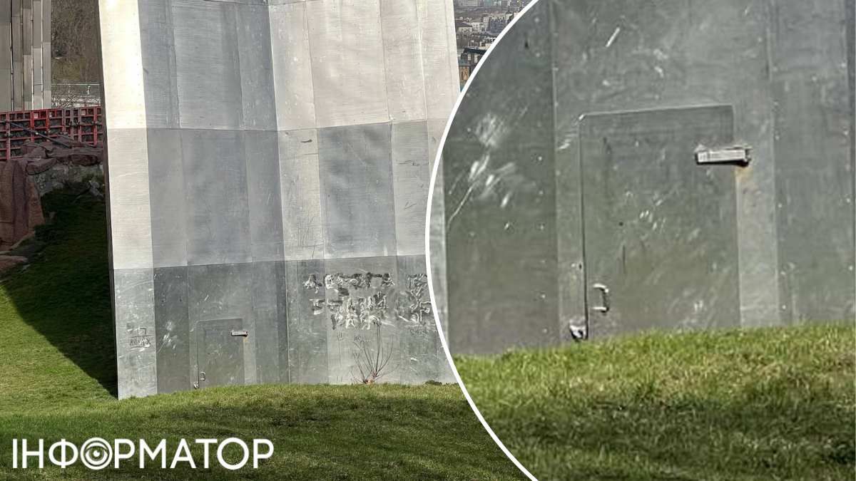 Непримітні дверцята у нижній частині арки Непримітні дверцята у нижній частині арки