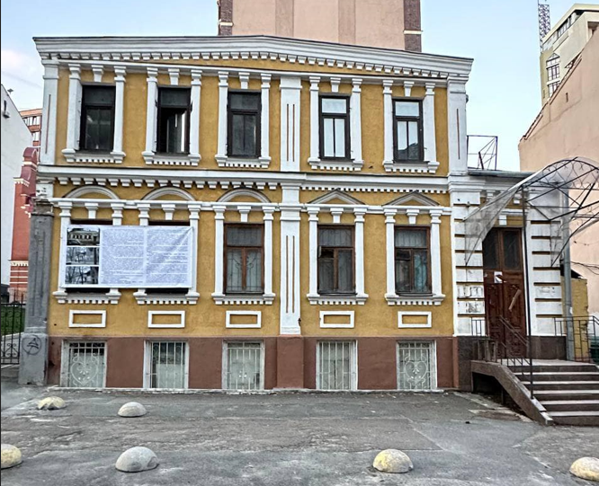 На будівлі забудовник вивісив плакат. На будівлі забудовник вивісив плакат.