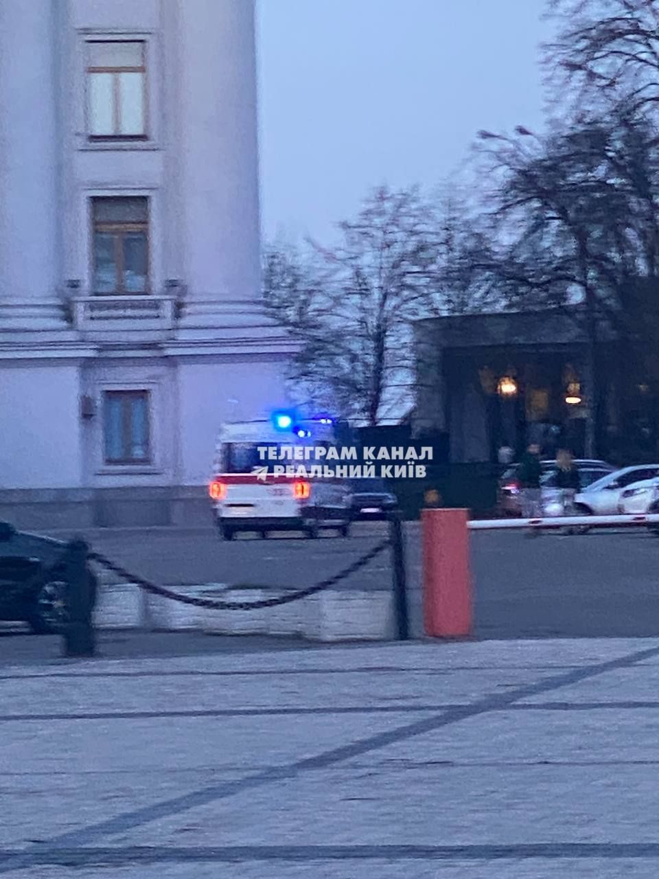 В Киеве остановили фуникулер: в соцсетях пишут, что рядом с ним перерезали горло человеку 2