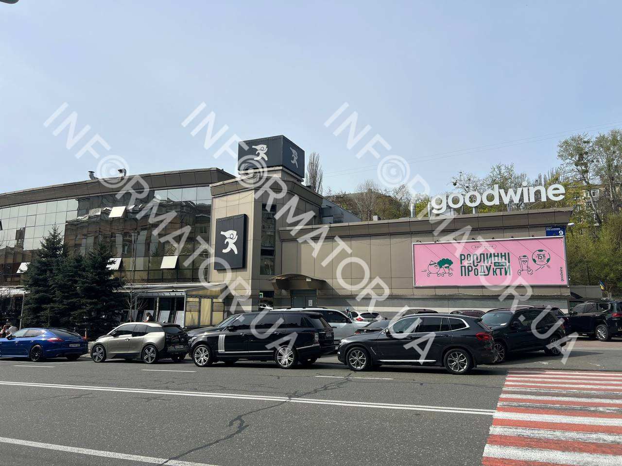 Шопінг у "Гудвайні" роблять мешканці столичних Липок та, більш широко, - Печерську - він зручно розташований саме для публіки, яка проживає в центрі міста Шопінг у "Гудвайні" роблять мешканці столичних Липок та, більш широко, - Печерську - він зручно розташований саме для публіки, яка проживає в центрі міста