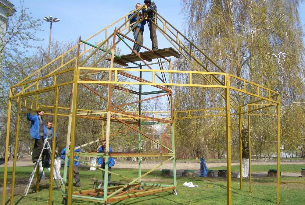 Храм-МАФ починався з трьох зліплених до купи ларьків.