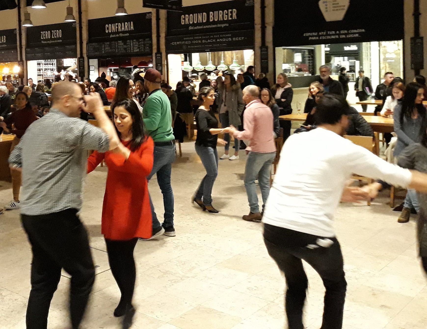 Вместо старого рыбного рынка сделали современный футкорт. Фото - TimeOut Market