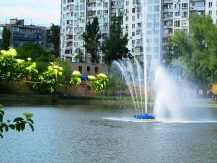 Фонтан на озері Тельбін у Києві. Фонтан на озері Тельбін у Києві.