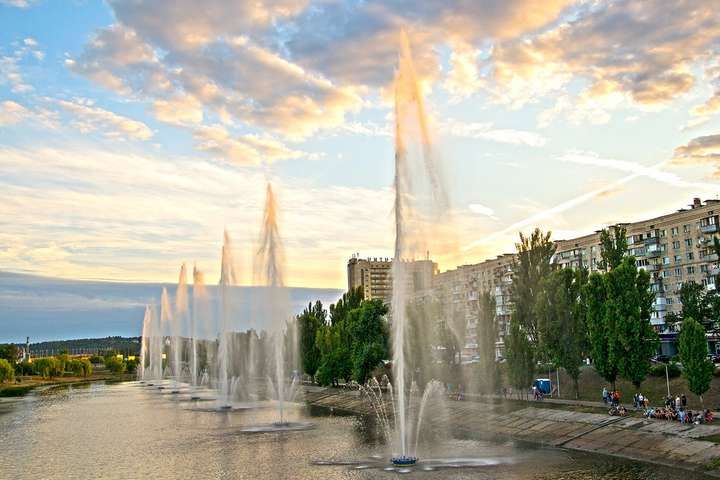 Фонтан на Русанівці у Києві. Фонтан на Русанівці у Києві.