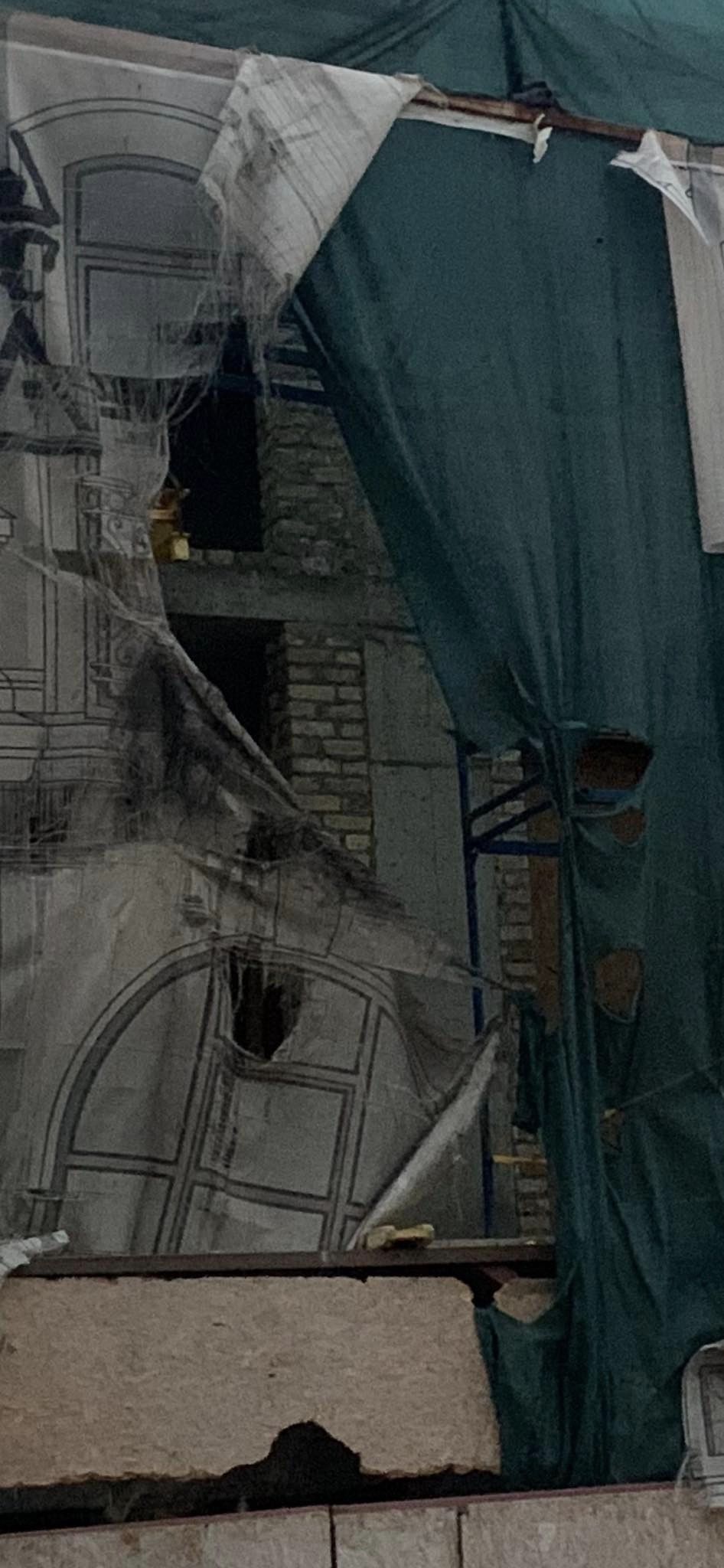 Вітер зірвав ширму та відкрив результати "ремонту" у будівлі. Вітер зірвав ширму та відкрив результати "ремонту" у будівлі.