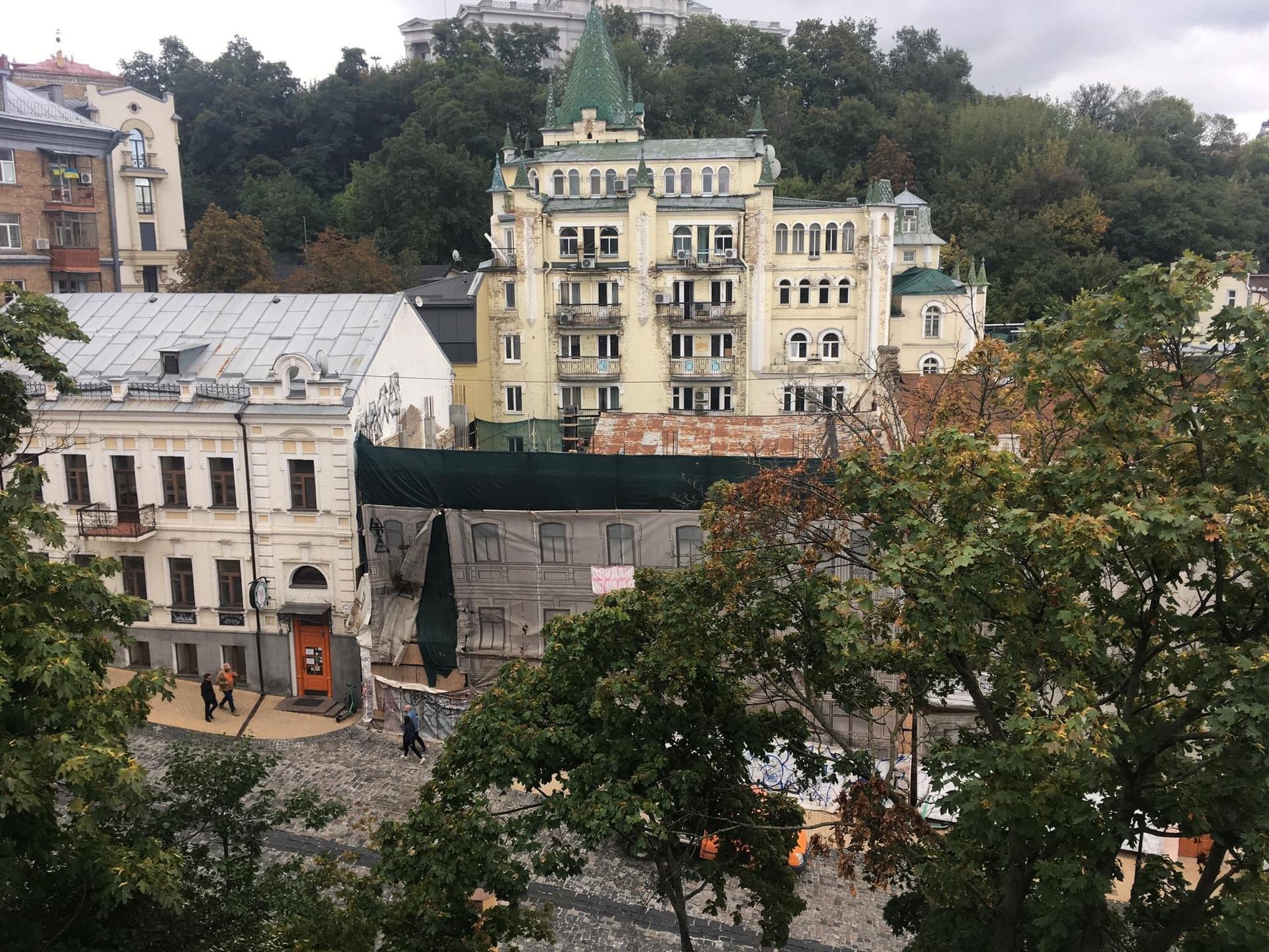 Будівлю приховали подалі від газ перехожих. Будівлю приховали подалі від газ перехожих.