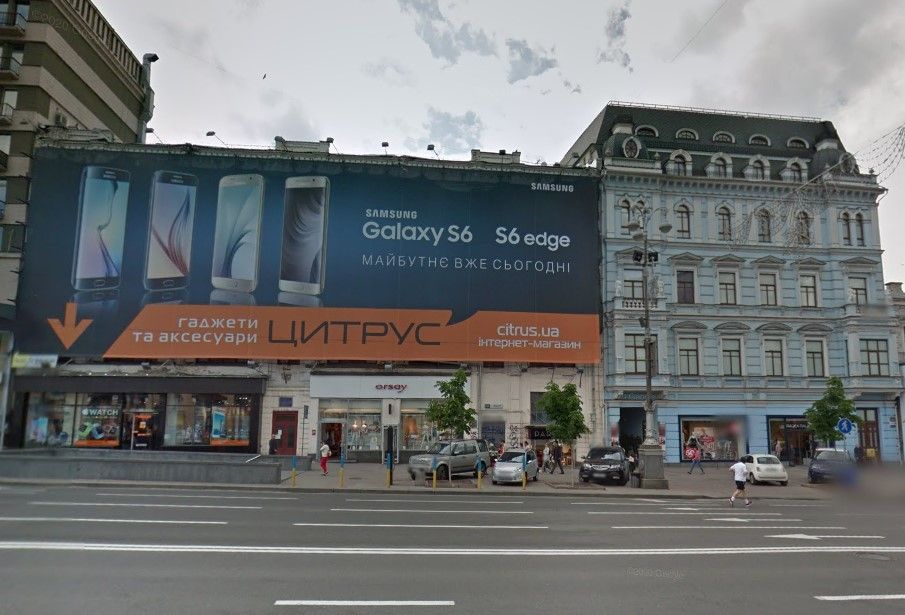 На Хрещатику теж сховали будівлю за завісою. На Хрещатику теж сховали будівлю за завісою.