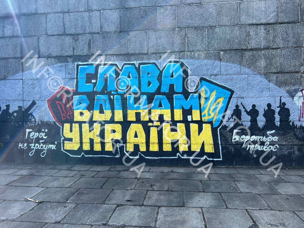 Час від часу на Набережній влаштовують конкурси - малюнки патріотичні, але "для душі" митці надають перевагу іншим сюжетам Час від часу на Набережній влаштовують конкурси - малюнки патріотичні, але "для душі" митці надають перевагу іншим сюжетам