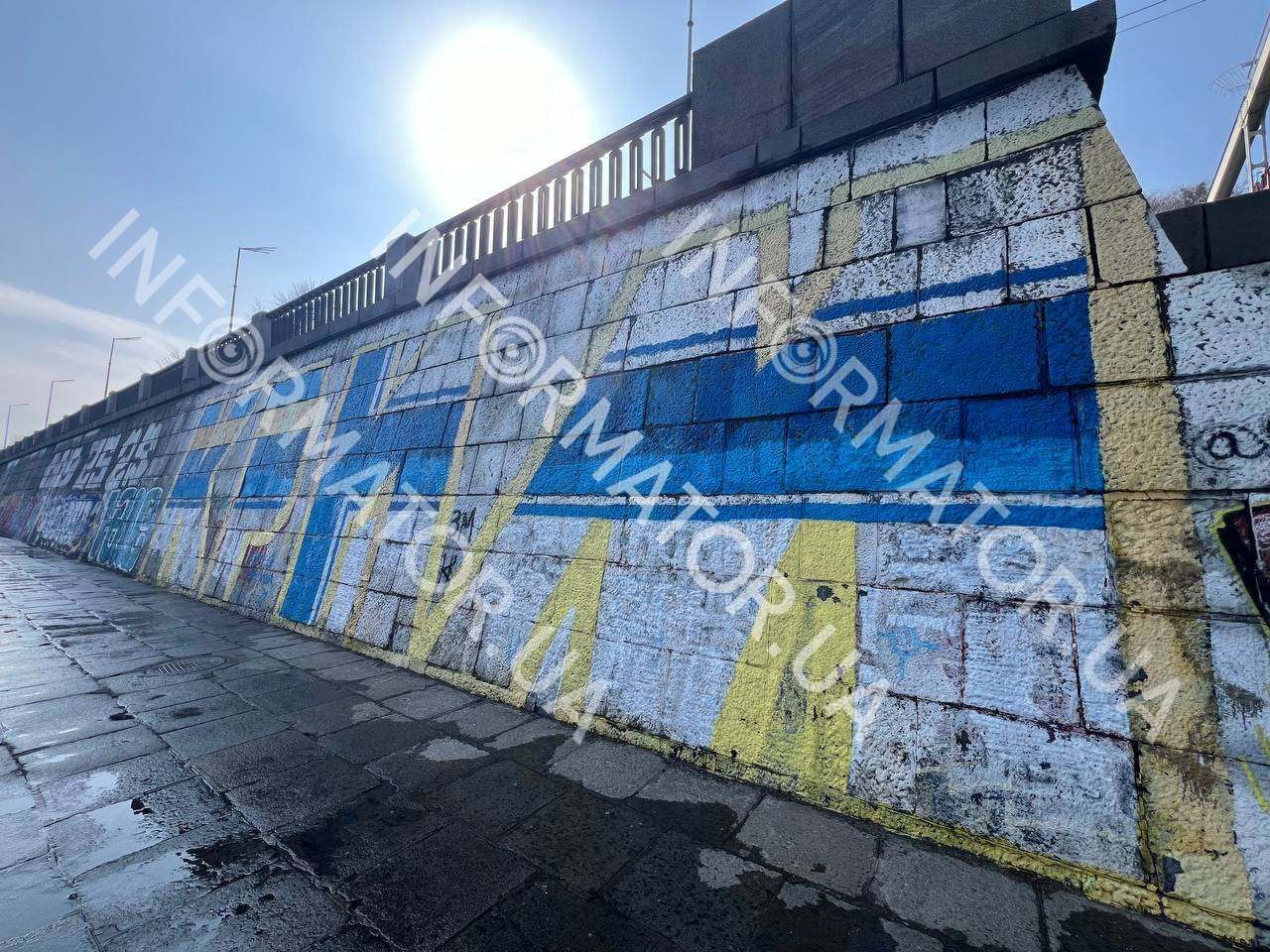 У Києві люблять Крим у кольорах прапора ВМС України У Києві люблять Крим у кольорах прапора ВМС України