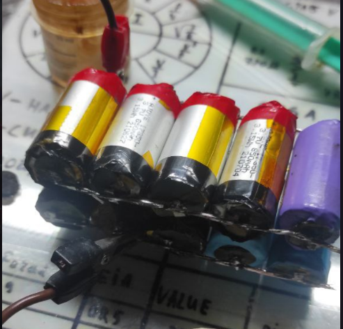 Волонтери використовують одноразки для створення потужних павербанків.