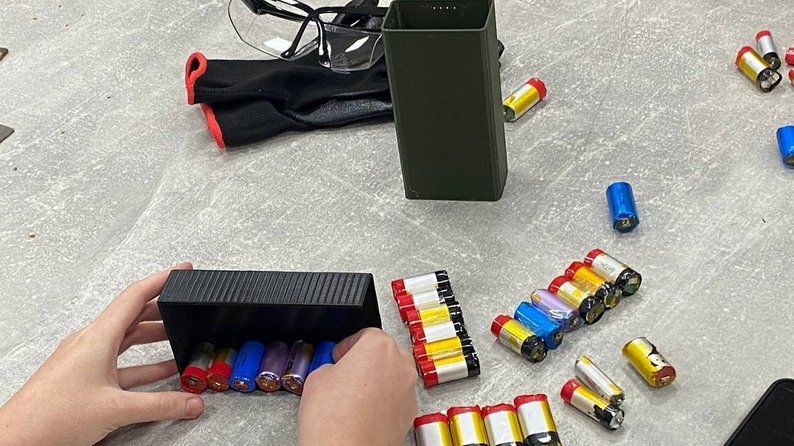 Для виготовлення одного павербанка потрібно від 28 до 38 акумуляторів з одноразок.