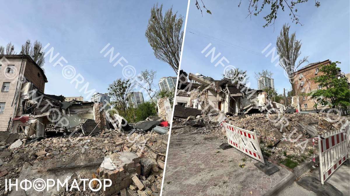 Купи сміття і цегли лежать на пішоходному тротуарі та газоні так саме, як і майже місяць тому