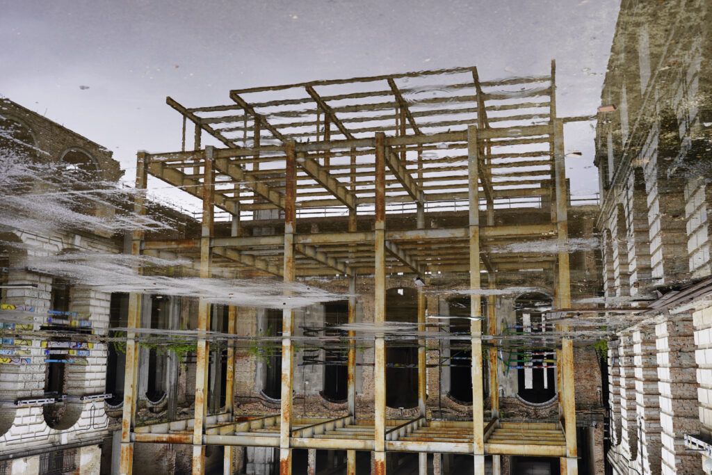 Час та природа руйнують пам'ятку - Гостинний двір. Фото - Мінкульт