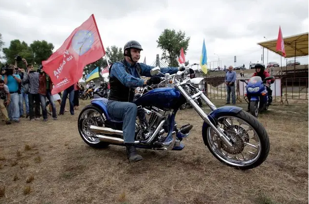 В Сети до сих пор есть фото, на которых будущий мэр катает на байке перед журналистами с флагом "Украина - Единая Страна", вероятно, в 2014 году
