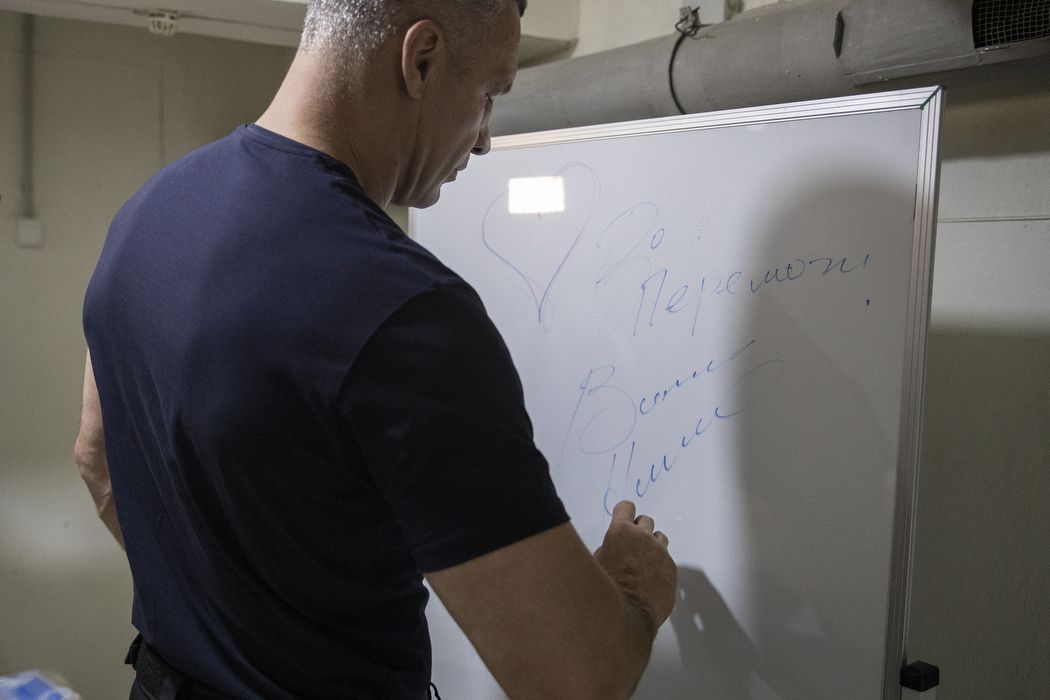 Віталій Кличко оглядав шкільні укриття у серпні 2022 року. Фото - Київрада