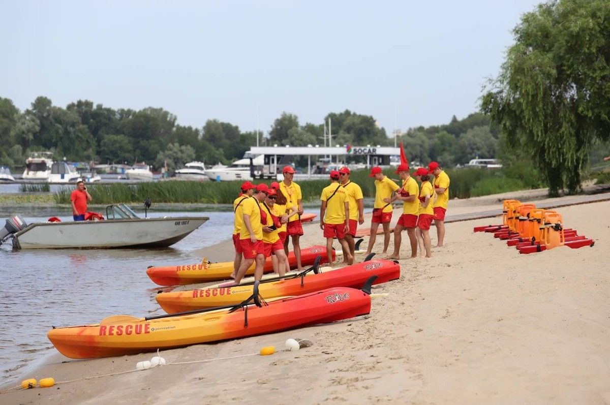 У 2021 році Київ відкривав пляжний сезон та наймав рятувальників. Фото - сайт Главком