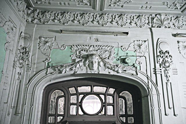 Будинок прикрашала багата ліпнина.