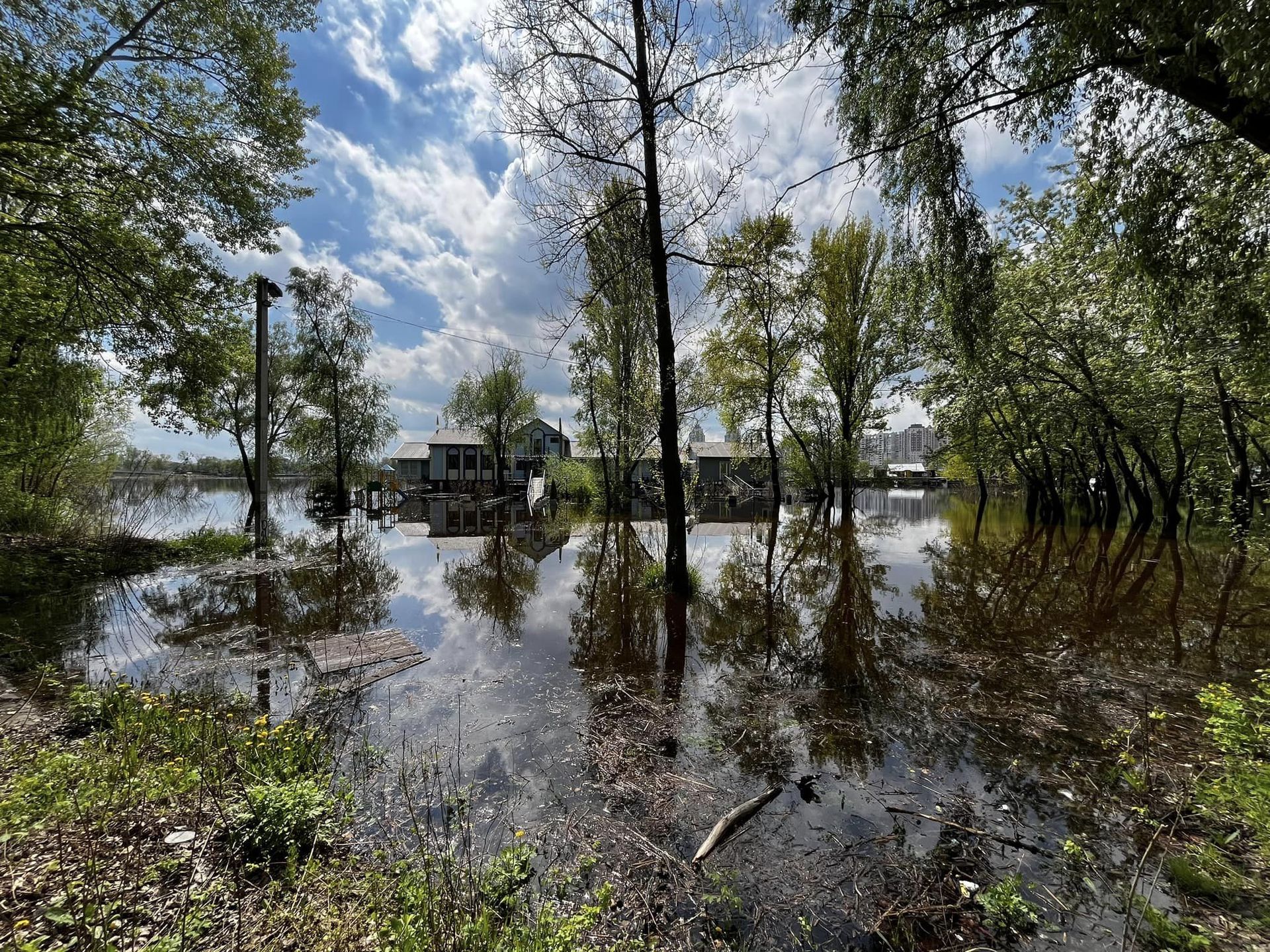 ділянку, де хочуть побудувати парковку, знов затопило. Фото - сторінка в соцмережі парку Прирічна